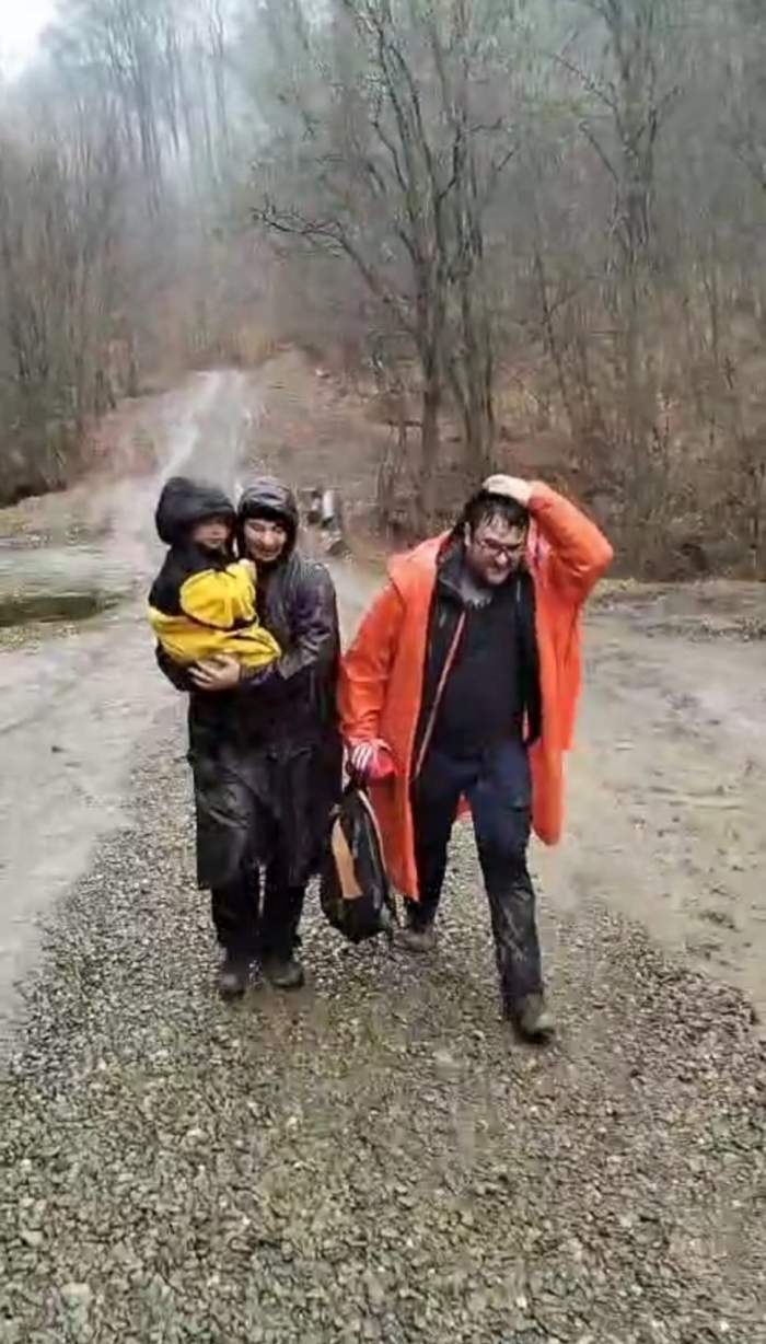 Au apărut noi imagini emoționante cu Radu Ayan, după ce a fost găsit. Băiețelul în vârstă de doi ani din Botoșani, dat dispărut ieri, în brațele salvatorilor / FOTO