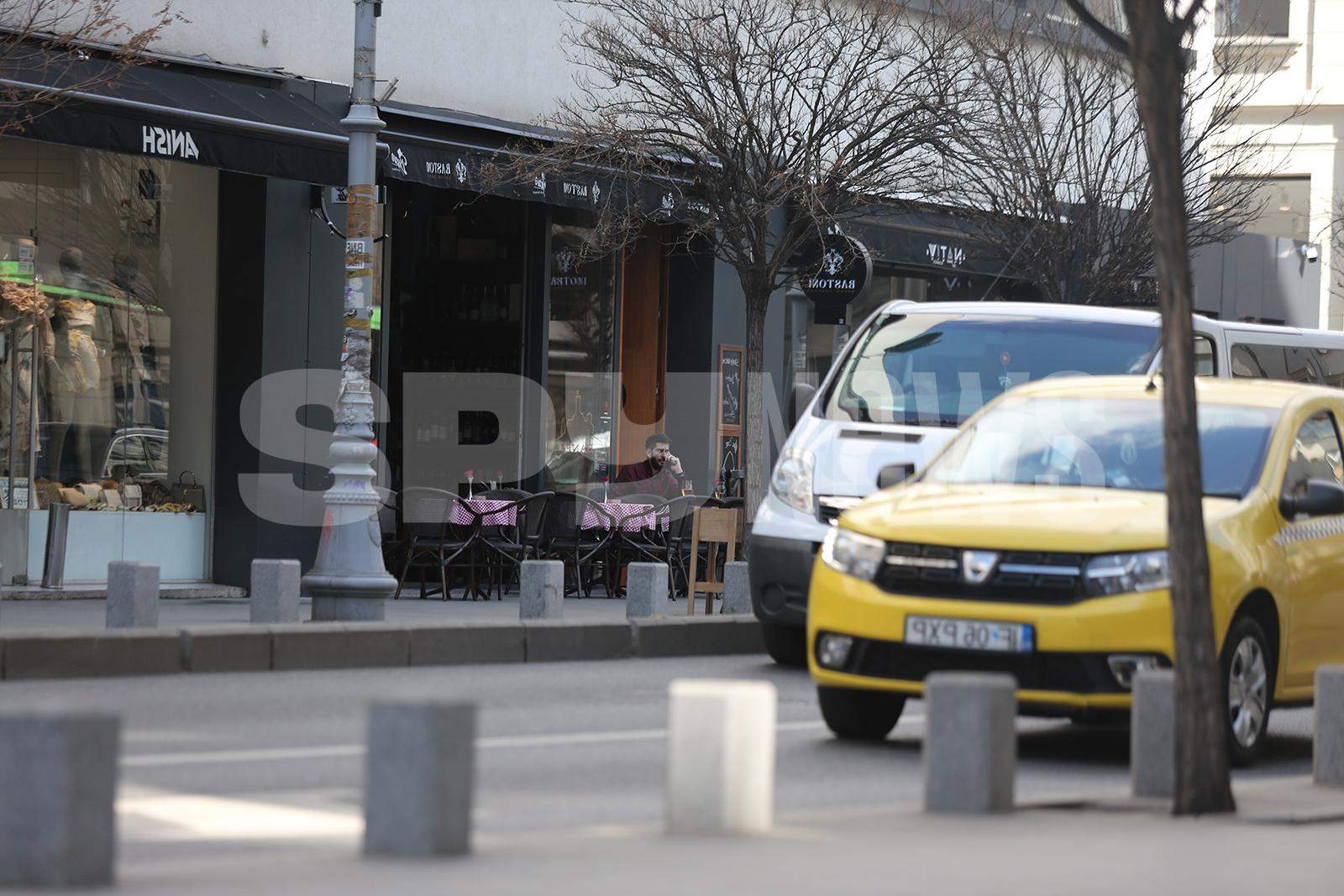 Tatăl, la volanul unei mașini de 400 de mii de euro, fiul… pe bicicletă! Cum l-au prins paparazzii pe băiatul celui supranumit “cel mai bogat director din Ministerul Transporturilor” / PAPARAZZI