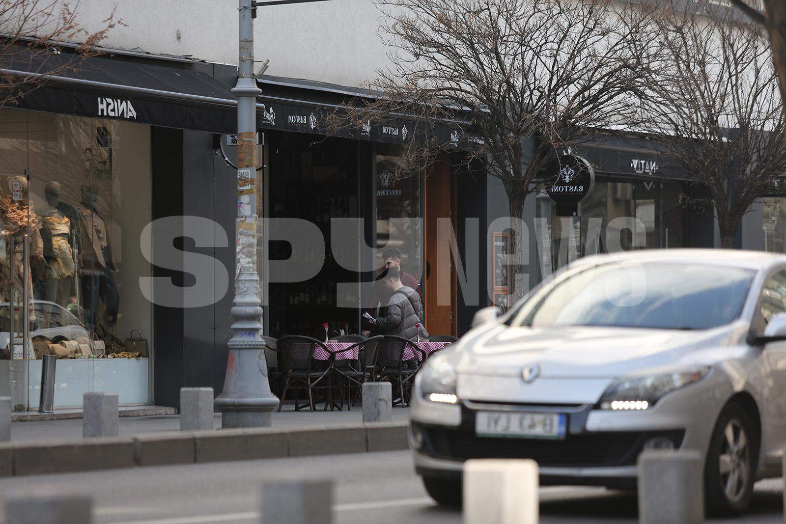 Tatăl, la volanul unei mașini de 400 de mii de euro, fiul… pe bicicletă! Cum l-au prins paparazzii pe băiatul celui supranumit “cel mai bogat director din Ministerul Transporturilor” / PAPARAZZI