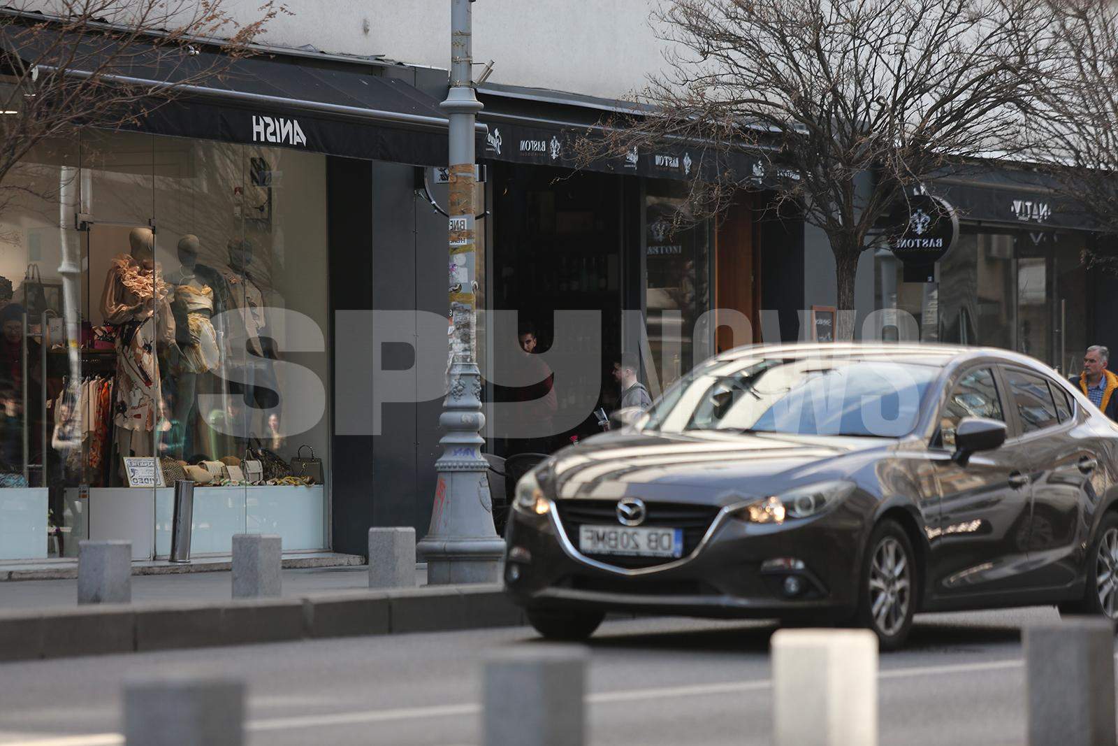 Tatăl, la volanul unei mașini de 400 de mii de euro, fiul… pe bicicletă! Cum l-au prins paparazzii pe băiatul celui supranumit “cel mai bogat director din Ministerul Transporturilor” / PAPARAZZI