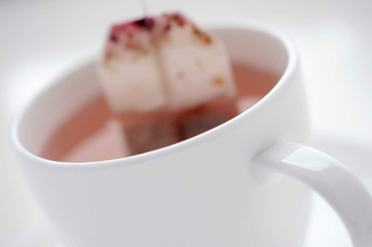 O ceașcă albă de ceai
