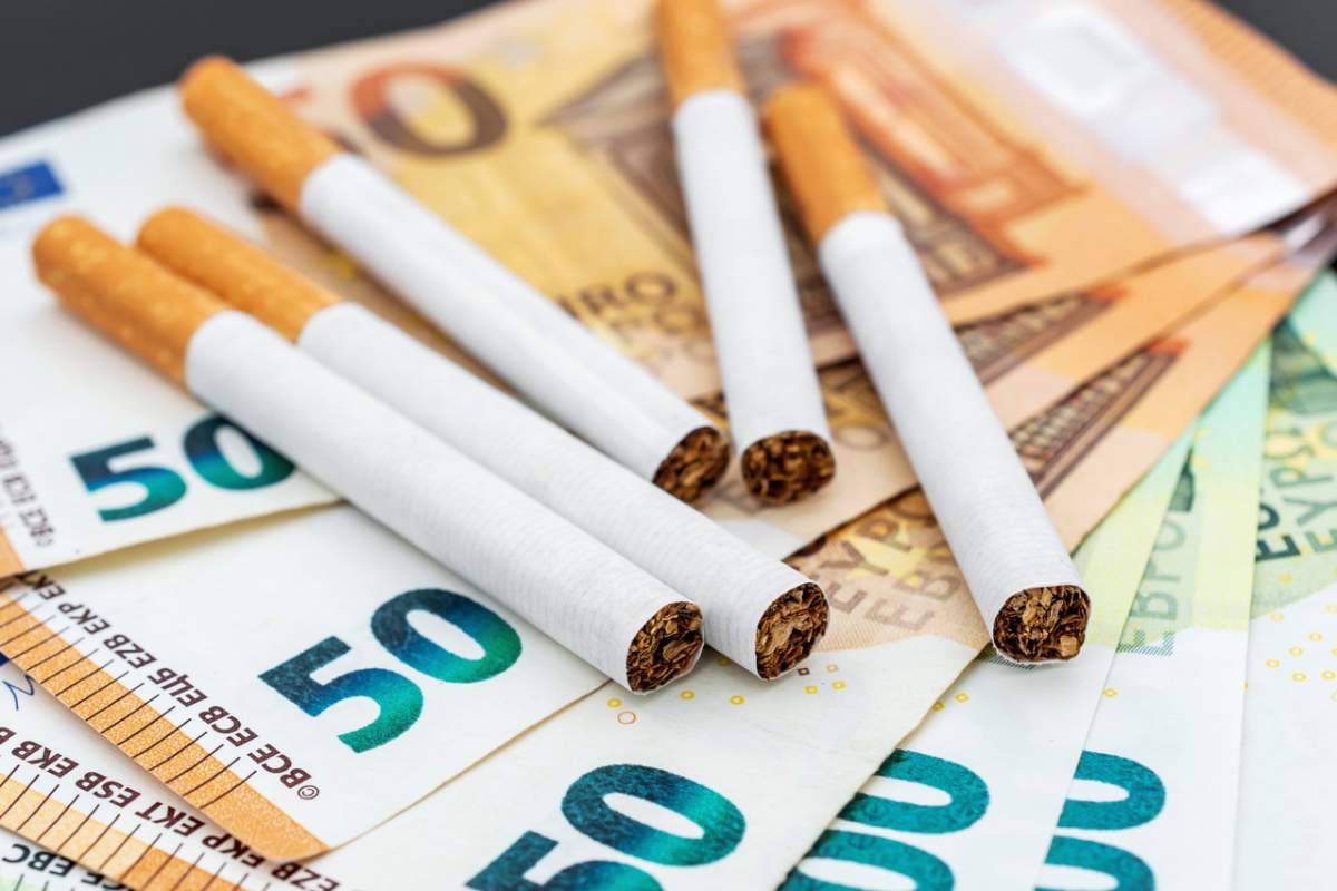 Imagine cu țigări si bani