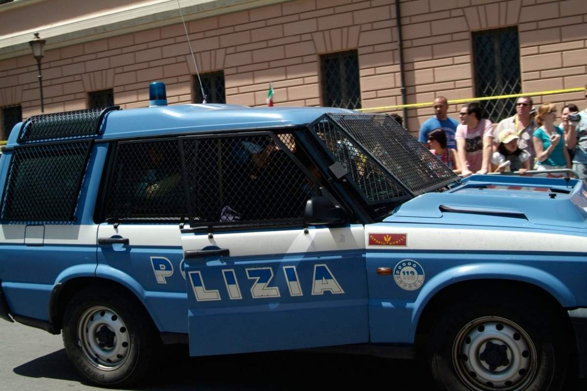 Mașină albastră de poliție