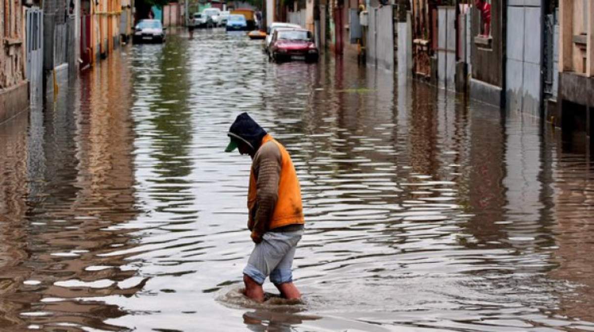Un om în inundație, pe stradă
