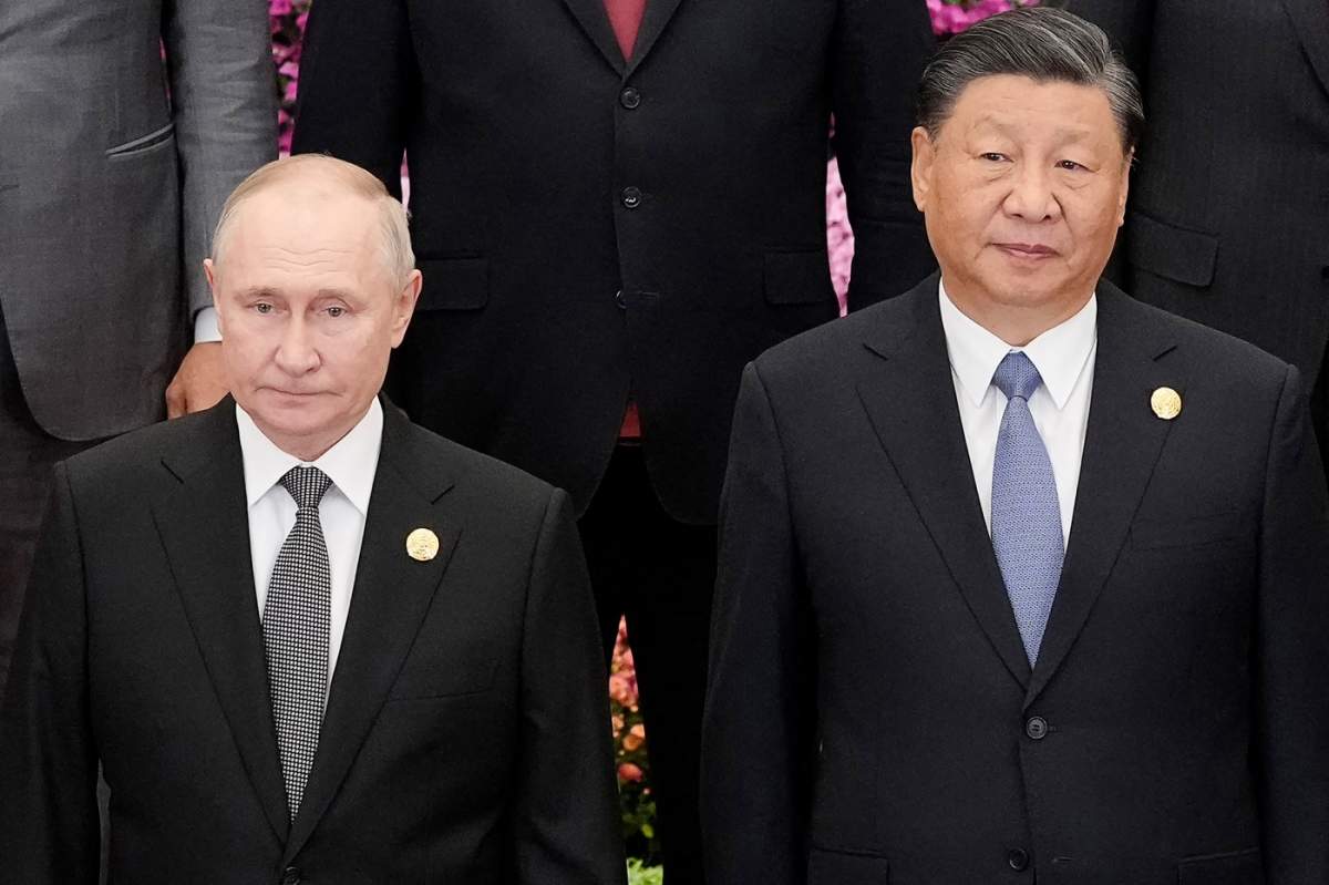 Xi Jinping și Vladimir Putin îmbrăcați în costume