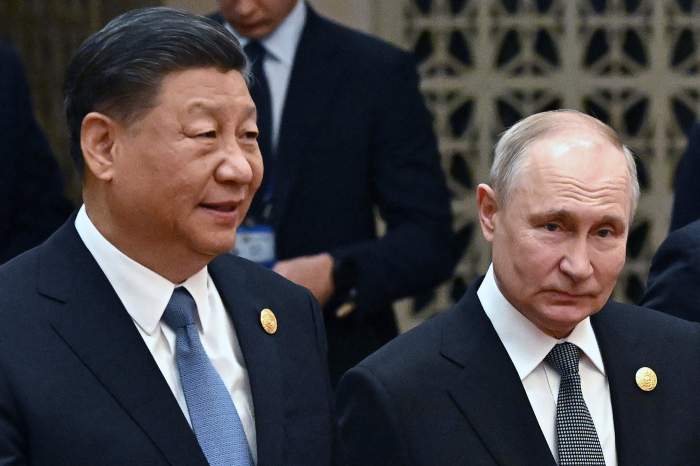Xi Jinping și Vladmir Putin în costume
