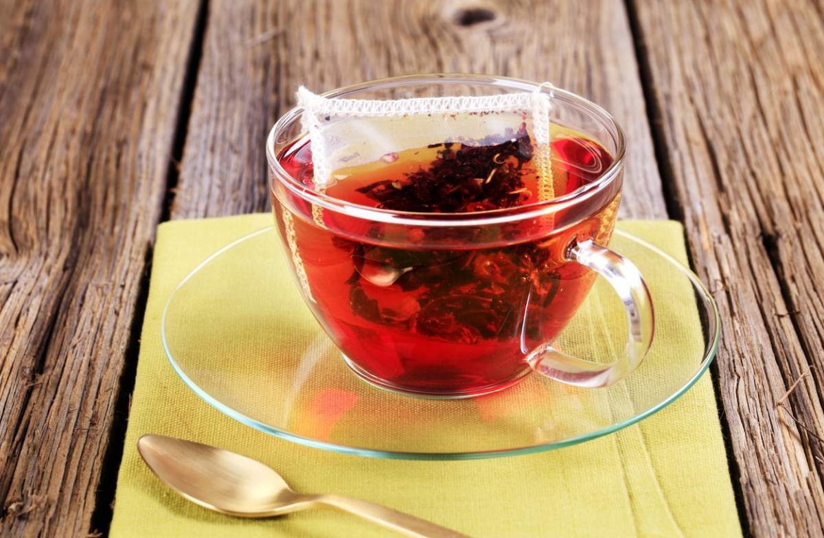 O ceașcă transparentă de ceai cu o farfurie