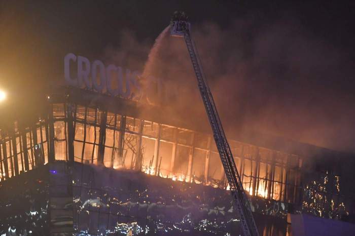 Sala de concerte unde a avut loc atacul terorist din Moscova, în flăcări