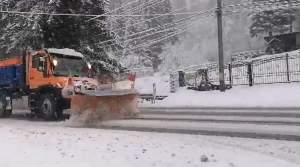 A început să ningă în mai multe locuri din România! Avertisment pentru șoferi, după ce stratul de zăpadă a acoperit șoselele: ”Nu plecați la drum dacă...” / FOTO