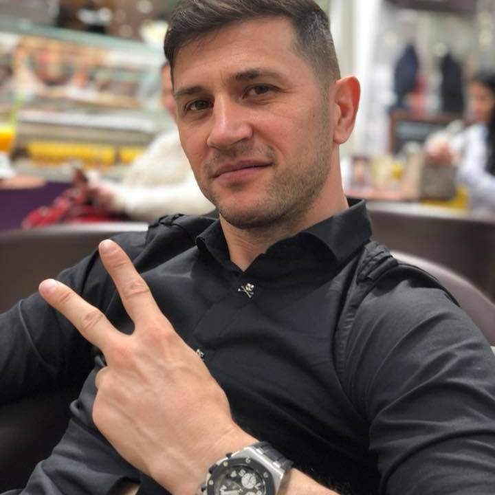 Claudiu Răducanu poarta cămasă neagra