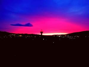 Fenomen spectaculos pe cerul României! Răsăritul roșu sau roz intens a fost fascinant / FOTO