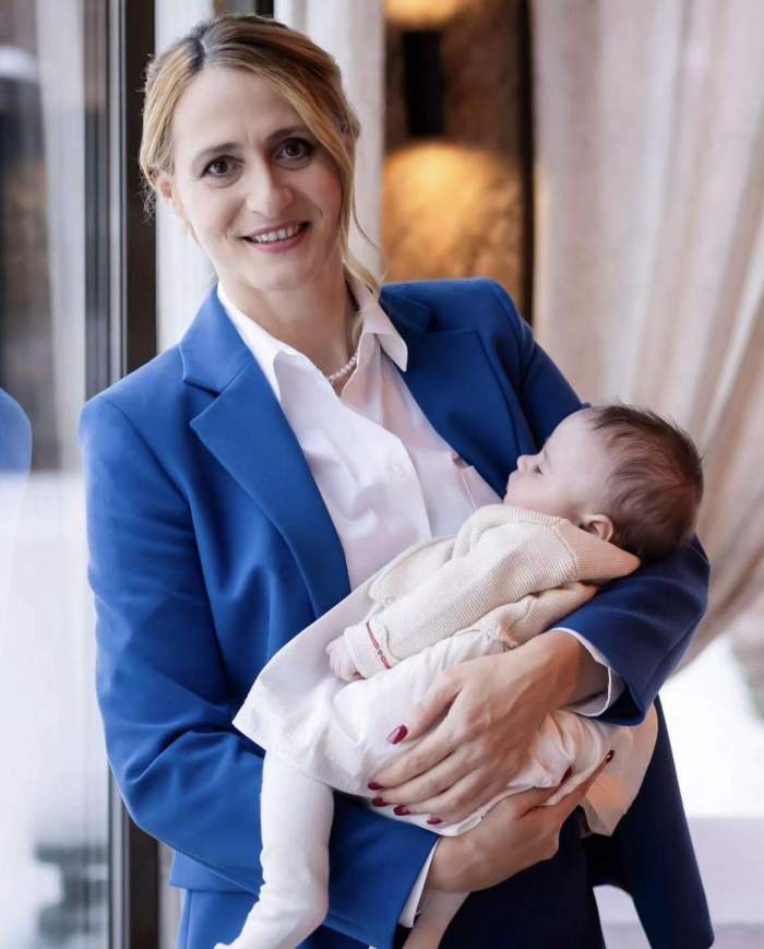 Claudia Potec ține copilul în brațe