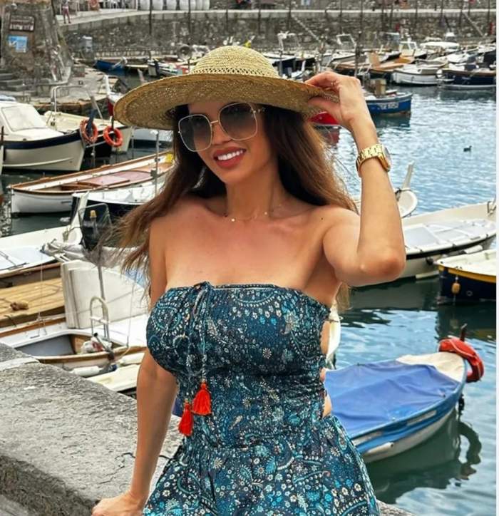 Cristina Spătar în vacanță, cu bărci pe apă în spate
