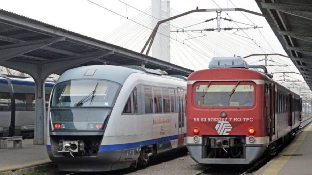 Imagine cu doua trenuri in stația Gara de Nord