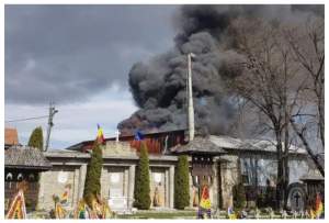 Incendiu puternic la o fabrică din Bacău. Pompierii au intervenit de urgență / FOTO