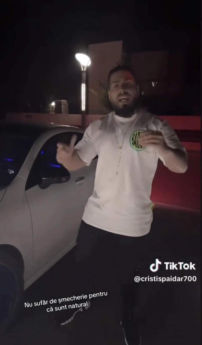 Cristi Spaidăr, fratele lui Vali Spaidăr, lângă mașină