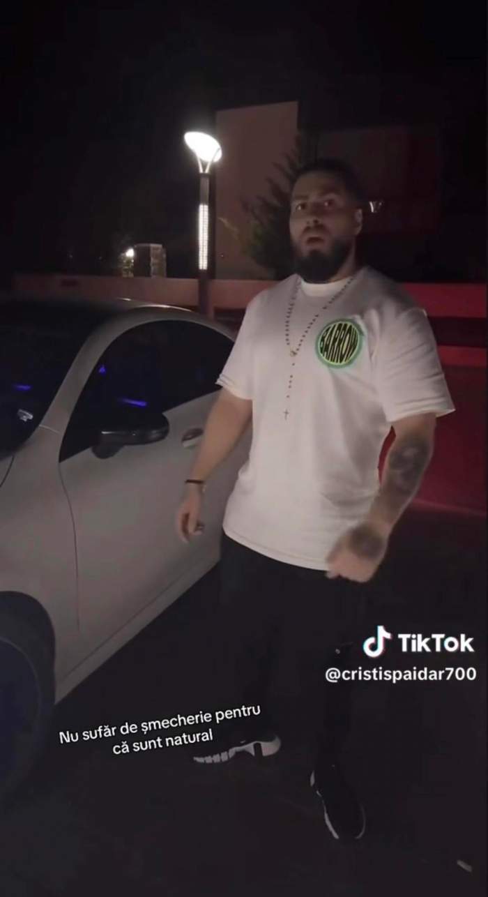 Cristi Spaidăr, fratele lui Vali Spaidăr, lângă mașină