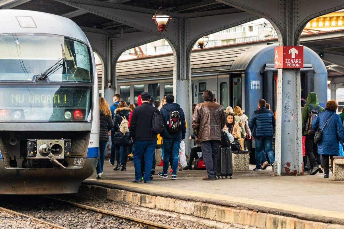 Călători și navetiști care așteaptă un tren pe peronul Gării de Nord București (Gara de Nord București) în București, România