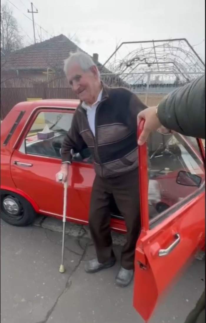 Reîntâlnire emoționantă între bătrânul ajuns viral pe TikTok și celebra Dacie roșie! A sărutat mașina, iar lacrimile i-au curs necontenit / VIDEO