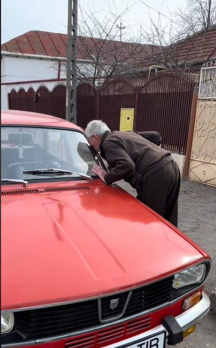 Reîntâlnire emoționantă între bătrânul ajuns viral pe TikTok și celebra Dacie roșie! A sărutat mașina, iar lacrimile i-au curs necontenit / VIDEO