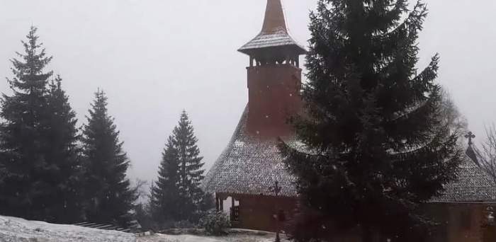 O biserică de la munte cu brazi