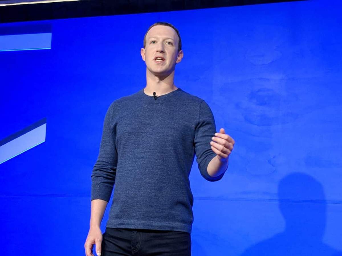 Mark Zuckerberg cu un fundal albastru în spate