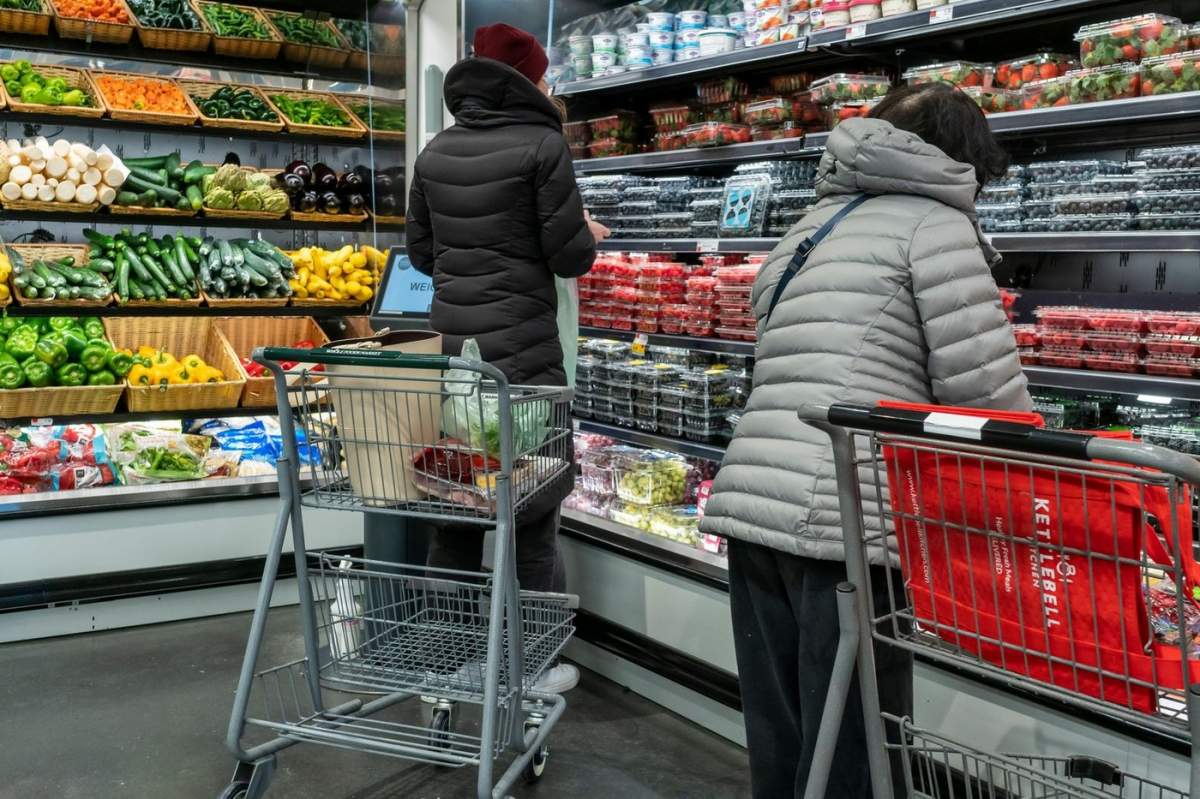 oameni la cumpărături într-un supermarket