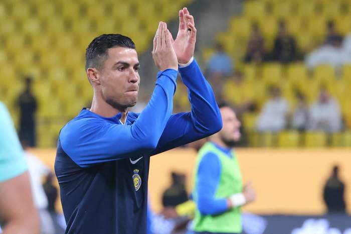 Atacantul portughez al lui Nassr #07 Cristiano Ronaldo salută fanii înainte de meciul de fotbal din Saudi Pro League dintre Al-Nassr și Al-Tai