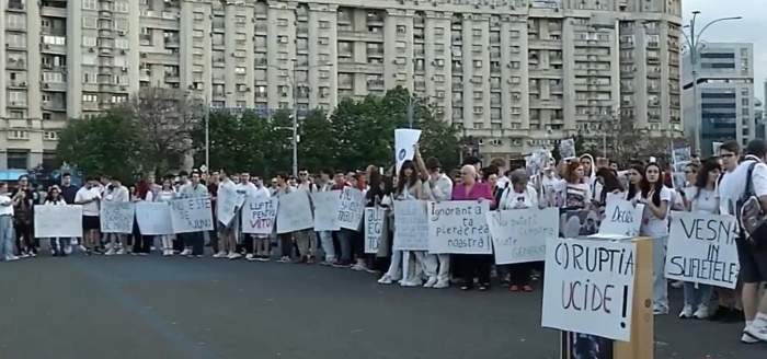Sute de oameni s-au strans în Piața Victoriei pentru a protesta faţă de modul în care se desfăşoară procesul lui Vlad Pascu: "Vino să lupţi pentru siguranţa ta" / VIDEO