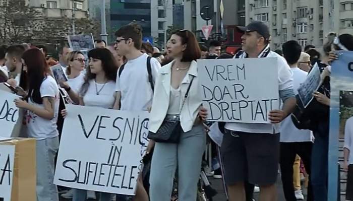Sute de oameni s-au strans în Piața Victoriei pentru a protesta faţă de modul în care se desfăşoară procesul lui Vlad Pascu: "Vino să lupţi pentru siguranţa ta" / VIDEO