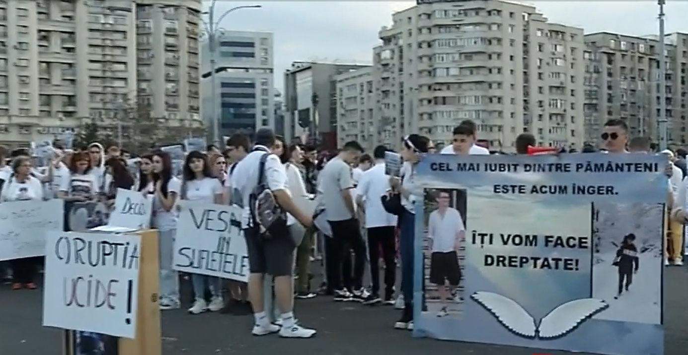 Sute de oameni s-au strans în Piața Victoriei pentru a protesta faţă de modul în care se desfăşoară procesul lui Vlad Pascu: "Vino să lupţi pentru siguranţa ta" / VIDEO