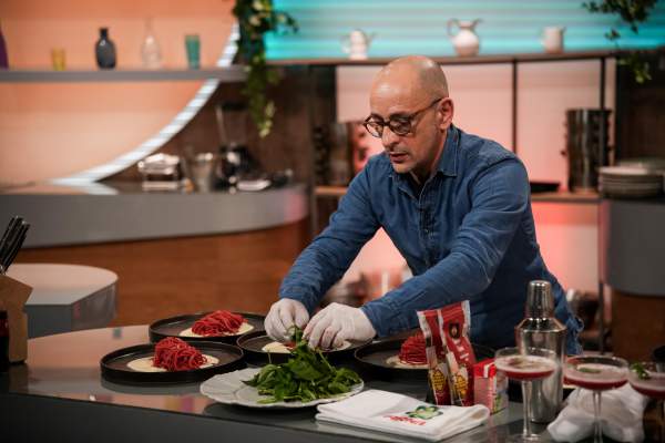 Chefi la cuțite, 15 aprilie 2024. Raul Pasetto, concurentul care i-a cunoscut pe Brad Pitt și George Clooney. Ce a gătit pentru chefi: "Cea mai frumoasă ..." / VIDEO