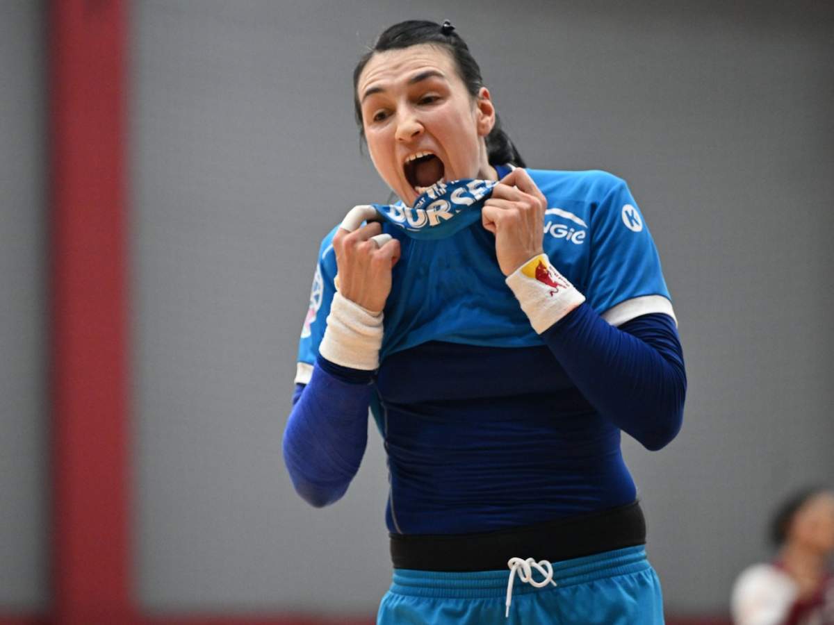 Cristina Georgiana Neagu reactioneaza in meciul de handbal feminin dintre Rapid Bucuresti si CSM Bucuresti,