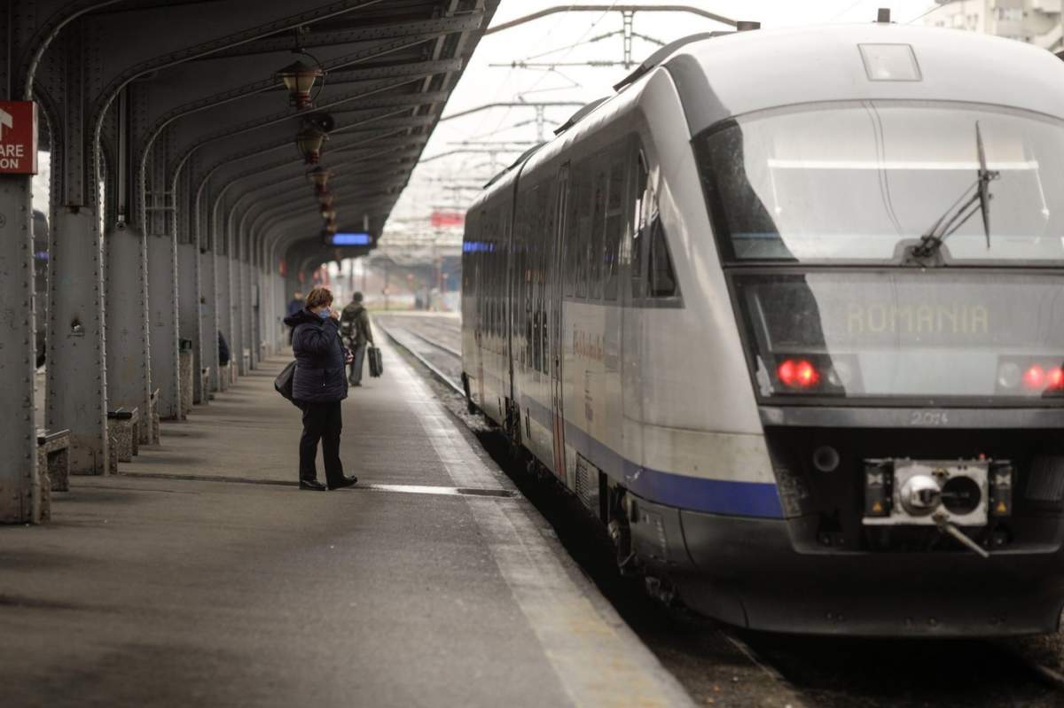 București, România - 20 decembrie 2021: Trenuri și pasageri în Gara de Nord din București