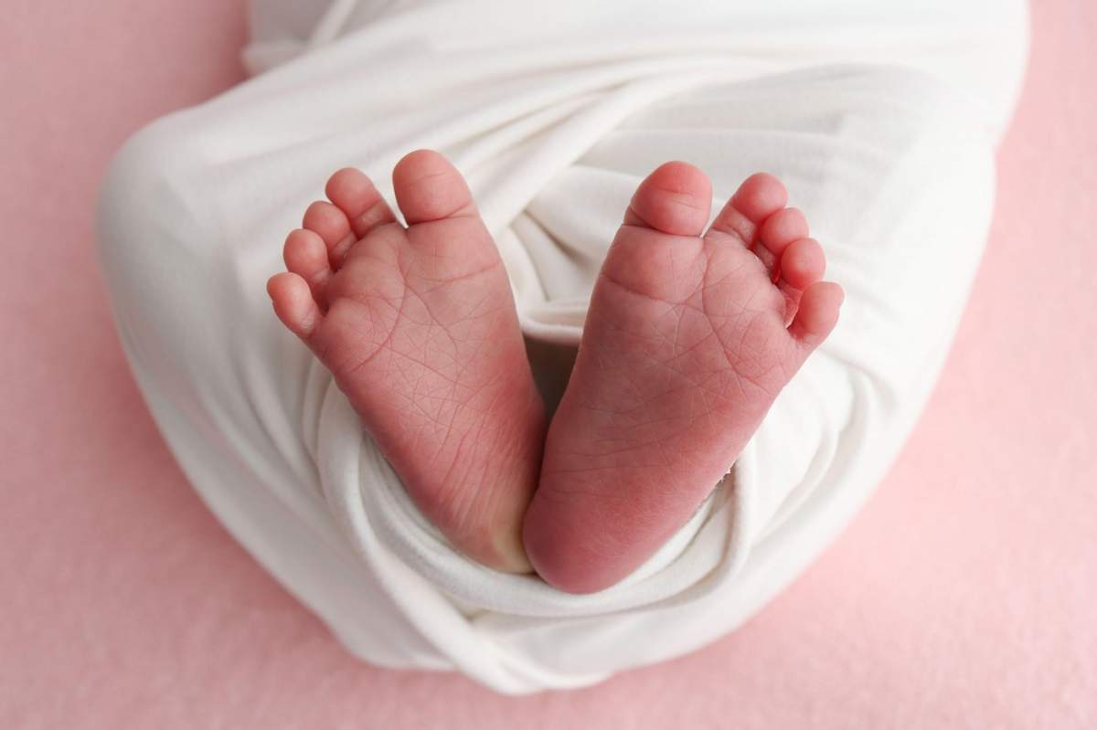 Piciorul micuț al unui nou-născut