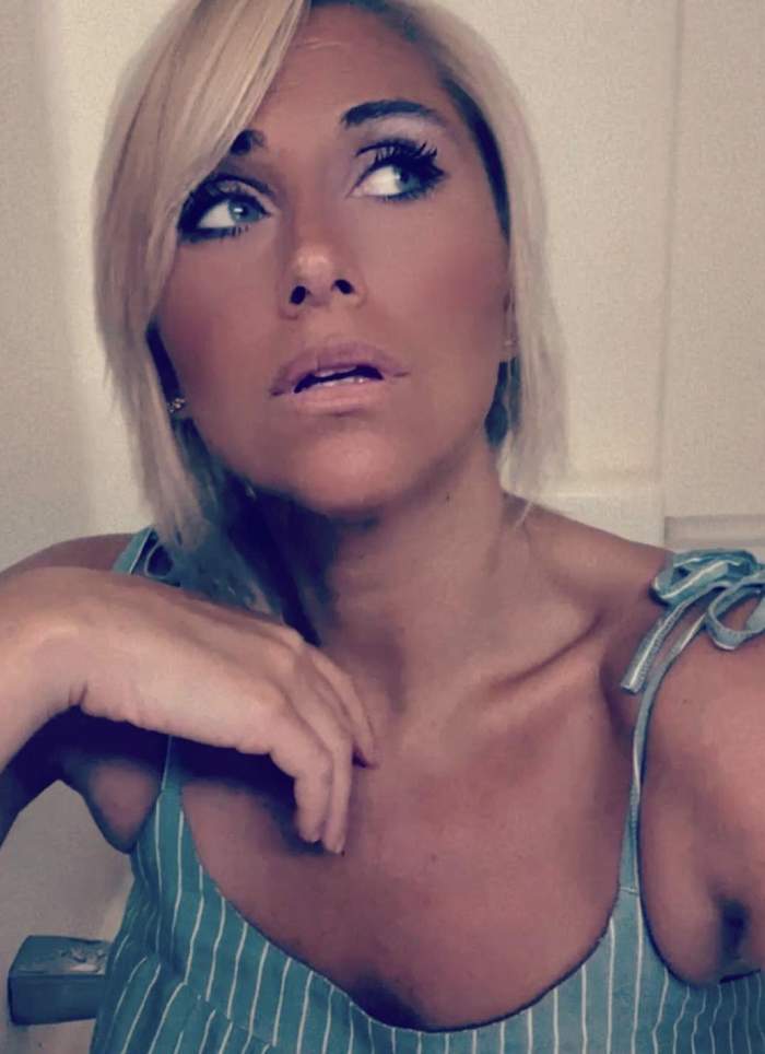 Kyle Marisa Roth  cu părul blond
