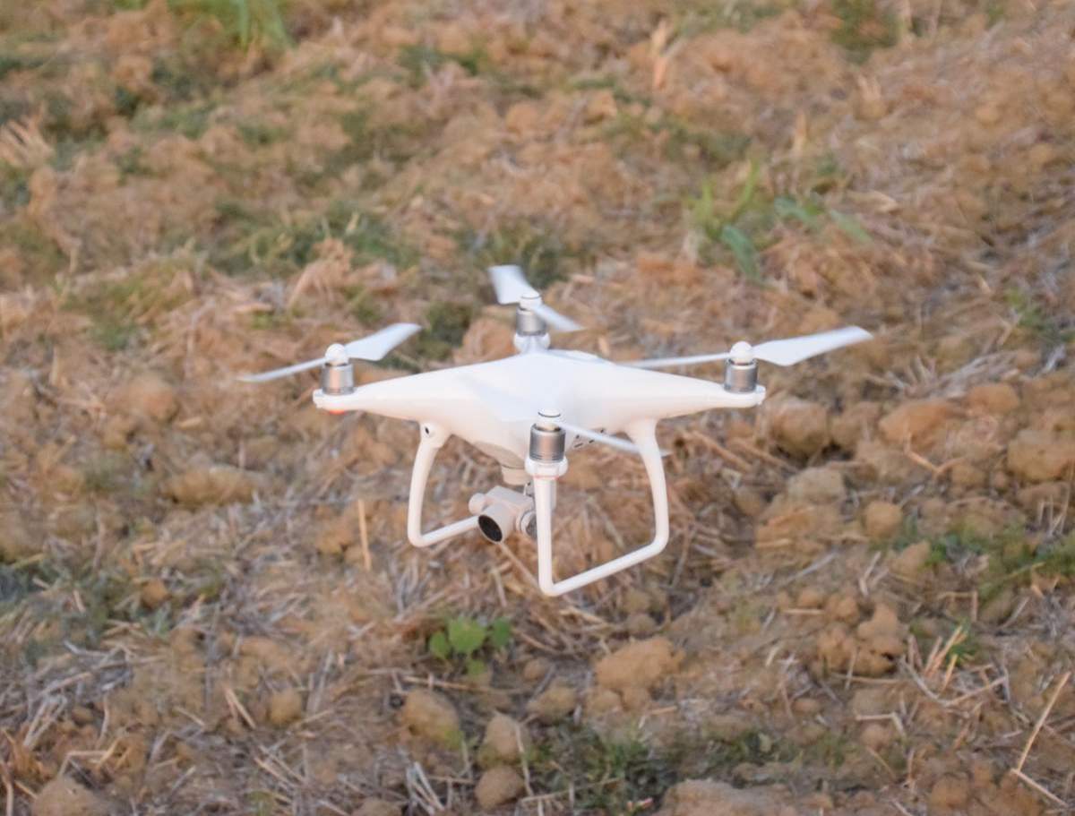 O imagine cu o dronă albă