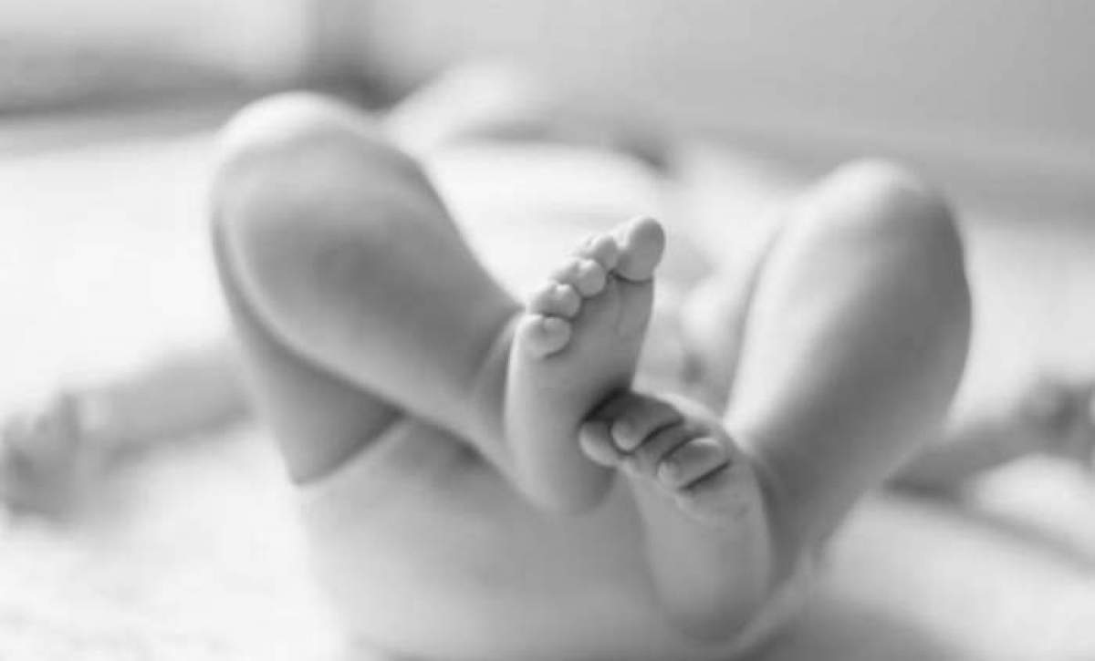 Picioare de bebeluș, poză alb-negru