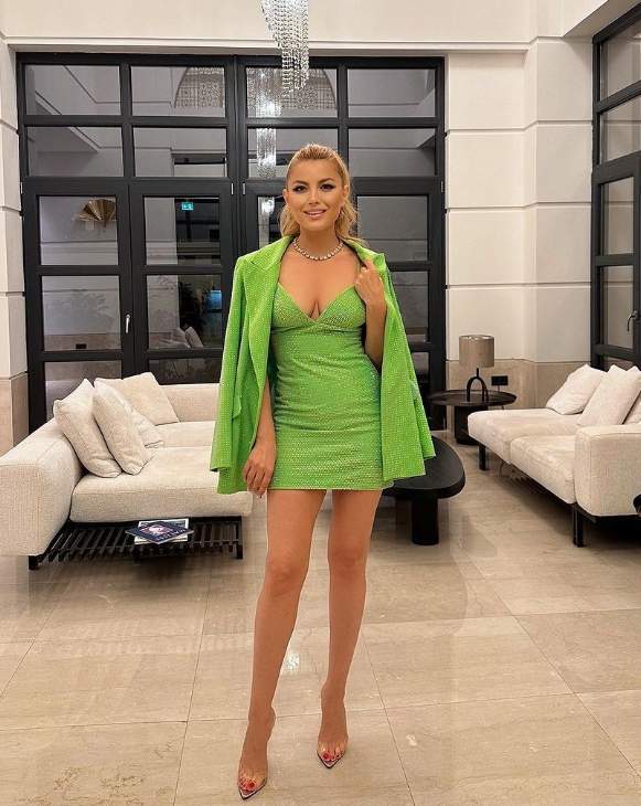 Elena Gheorghe într-o rochie verde