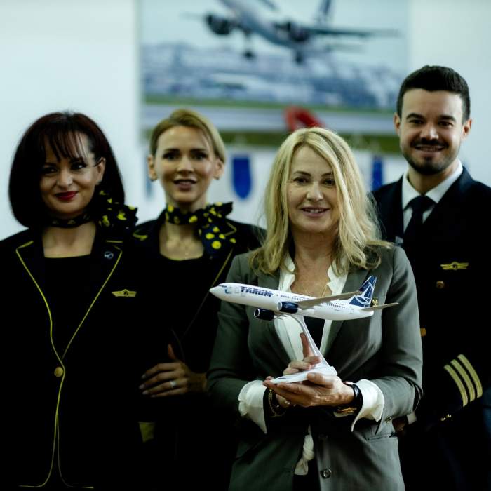 Nadia Comăneci cu un avion mic în mână