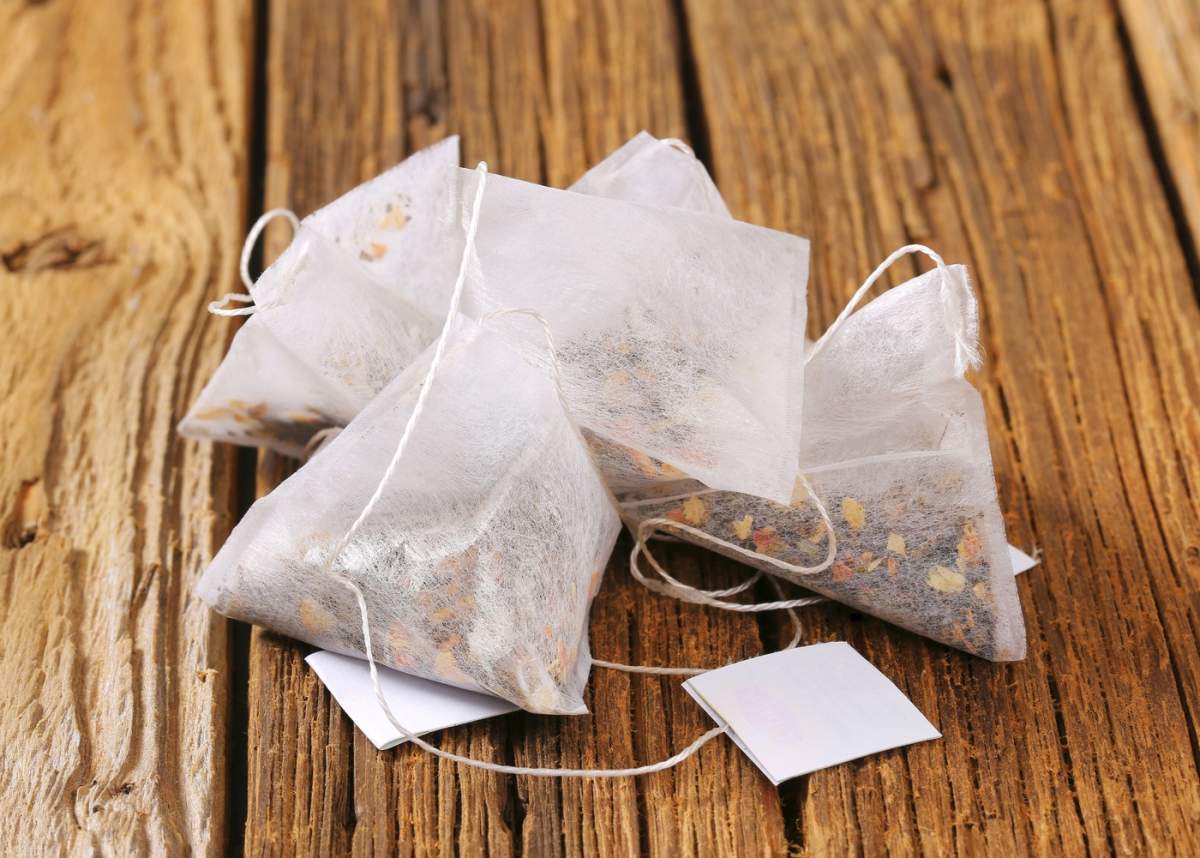 Mai multe plicuri albe de ceai pe un fundal alb Mai multe plicuri albe de ceai