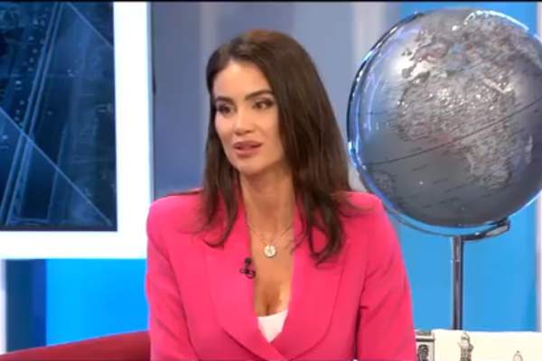 Vacanță de Vedetă. Ce face Geanina Ilieș de fiecare dată când merge în vacanță. Prezentatoarea TV, momente speciale alături de fiul ei: „Îmi place să...” / VIDEO