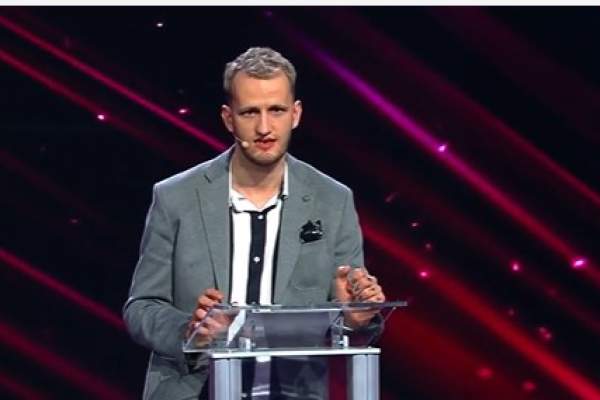 iUmor. Andrei Ungureanu, haz de necaz pe seama sindromului Tourette: „Boala e mai cunoscută decât mine”. Câștigătorul sezonului 9 a revenit în platoul emisiunii