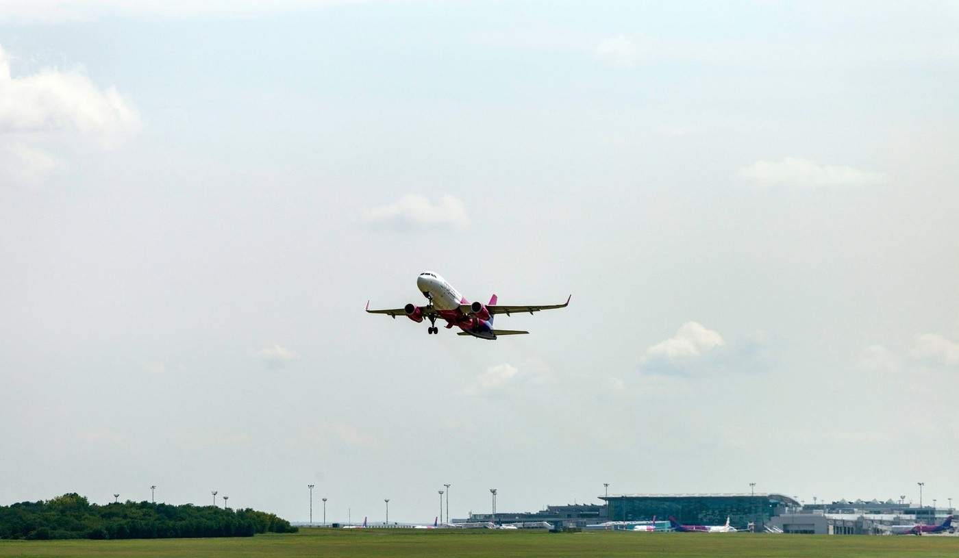 Un avion a aterizat de urgenţă la Iaşi, după o amenințare cu bomba