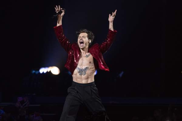 Pedeapsă cu închisoarea pentru o fană a lui Harry Styles. Femeia i-a trimis artistului 8.000 de scrisori în mai puțin de o lună