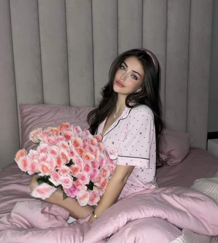 Andreea Bostănică, răsfățată cu buchete de flori și cadouri de lux. S-a lăudat și cu un ceas al cărui preț pornește de la 11.000 de dolari / FOTO