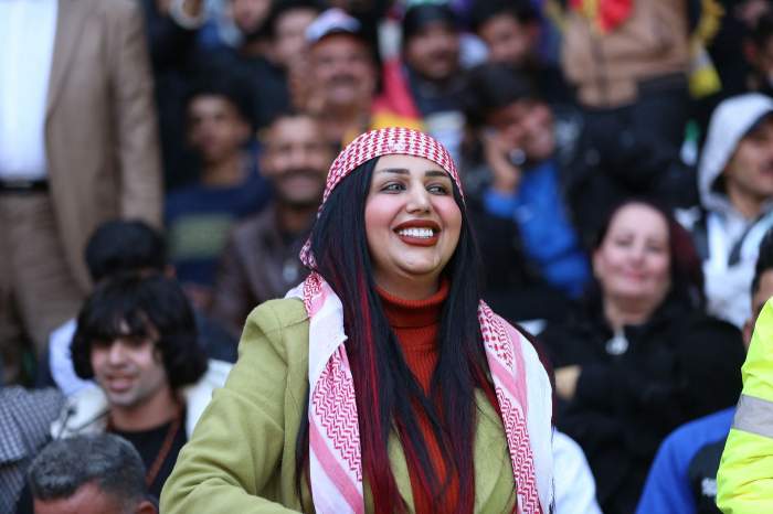 Om Fahed, o celebritate irakiană din TikTok, este fotografiat pe Stadionul Internațional din Basra în timpul unui meci din cadrul turneului de fotbal Arabian Gulf Cup, la 19 ianuarie 2023