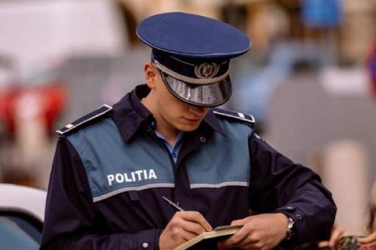 Un polițist în uniformă