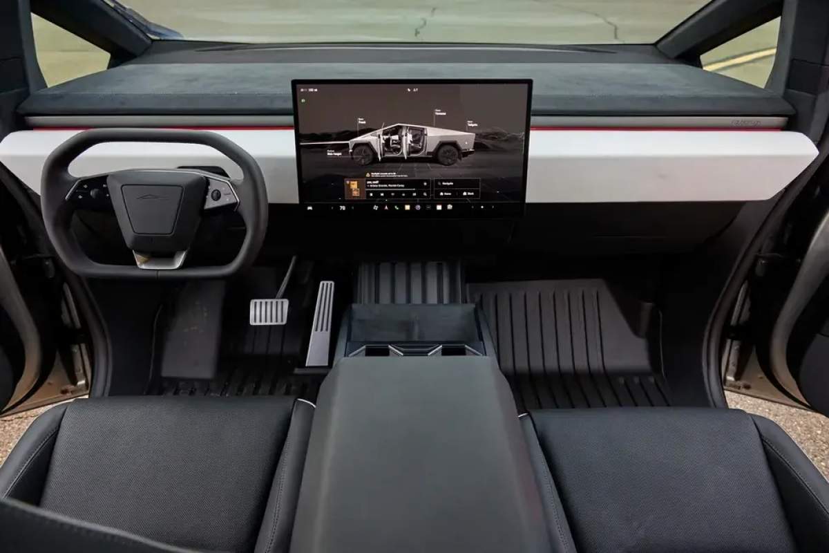 Camioneta futuristă Tesla, comparată cu DeLorean-ul din Înapoi în viitor, de vânzare la licitație pentru prima dată