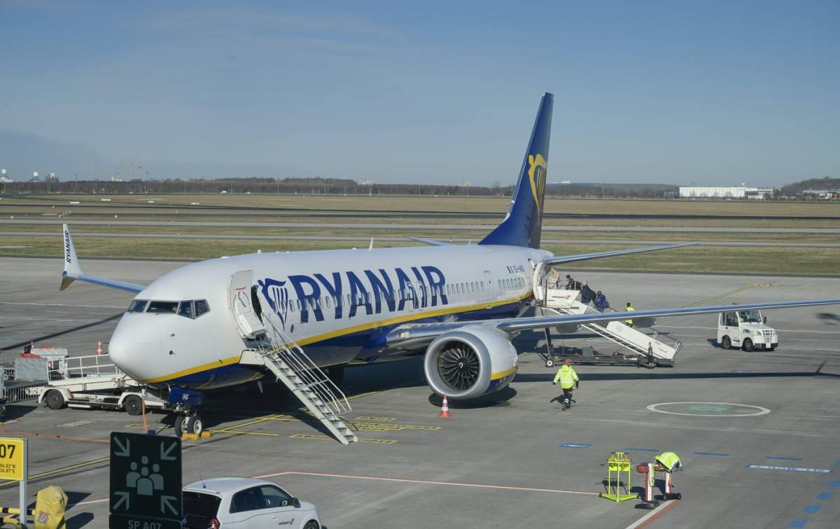 Avion Ryanair, cale de rulare, aeroportul BER, Berlin-Brandenburg, Germania